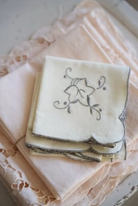 Image 2 of Lot de 2 serviettes brodées en gris