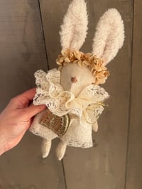 Image 2 of LAPINE MINIATURE DE CÉRÉMONIE DENTELLE