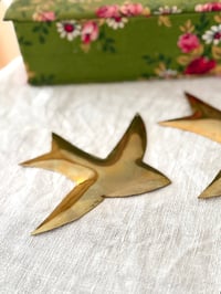 Image 2 of Paire d’hirondelles en laiton