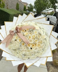 Image 2 of 100 white roses luxury 