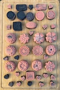 Image 2 of  MIDNIGHT BLUSH Charcoal & Oats Soap / Jabón de Carbón y Avena 3oz