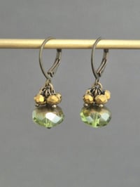 Image 1 of Boucles d’oreilles vert olive en grappe