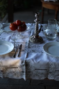 Image 5 of 1 Tischdecke mit grauer Spitze