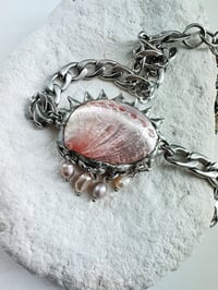 Image 1 of Pink Médusa – Collier soudé à l’étain en coquillage et perles