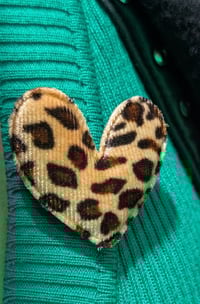 Image 1 of Broche coeur léopard 