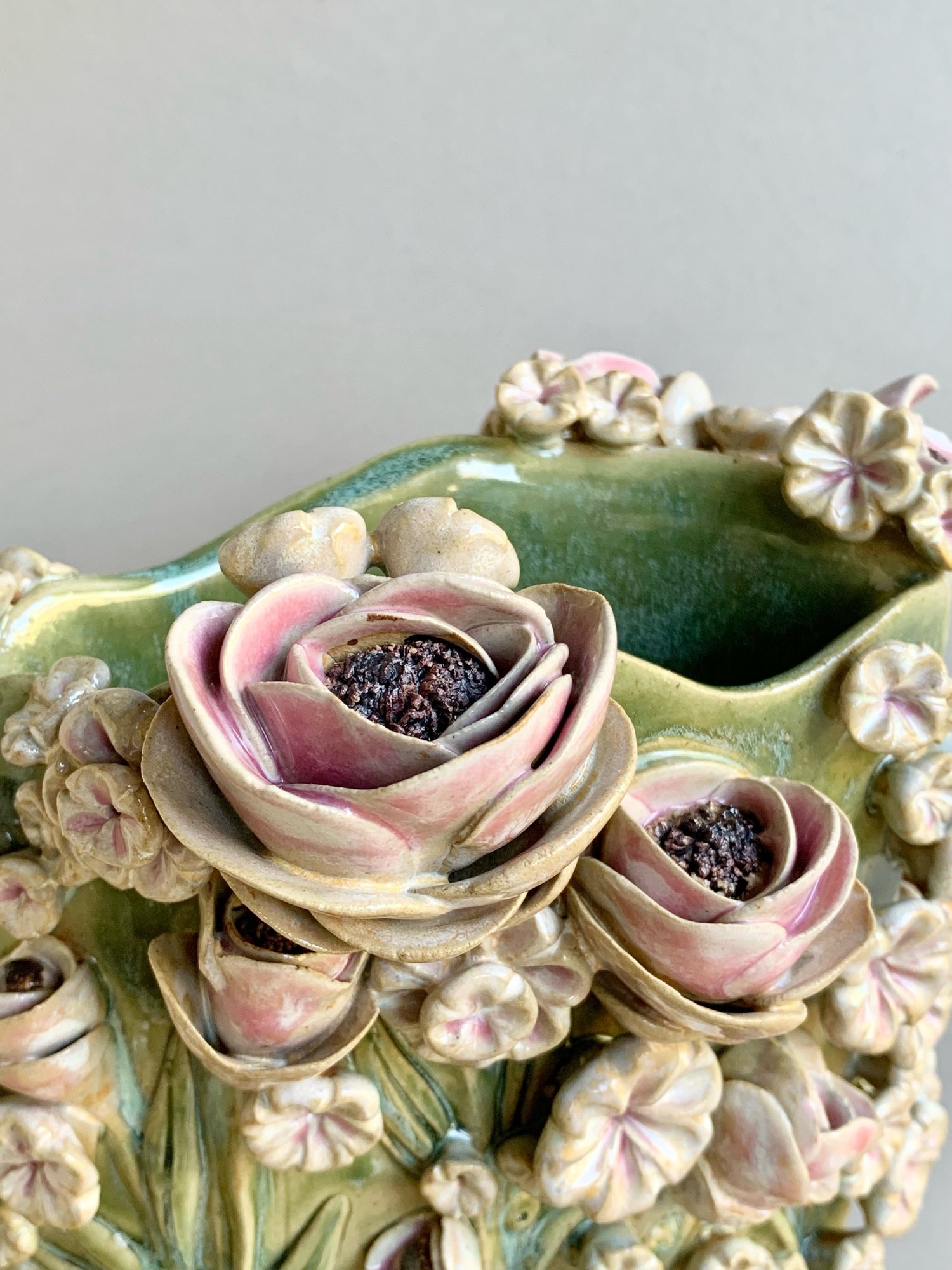 Image of Trailing Ivy Daisies and Roses 