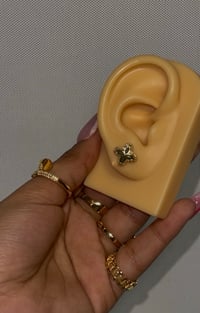 Image 1 of 4 Leaf Clover Studs