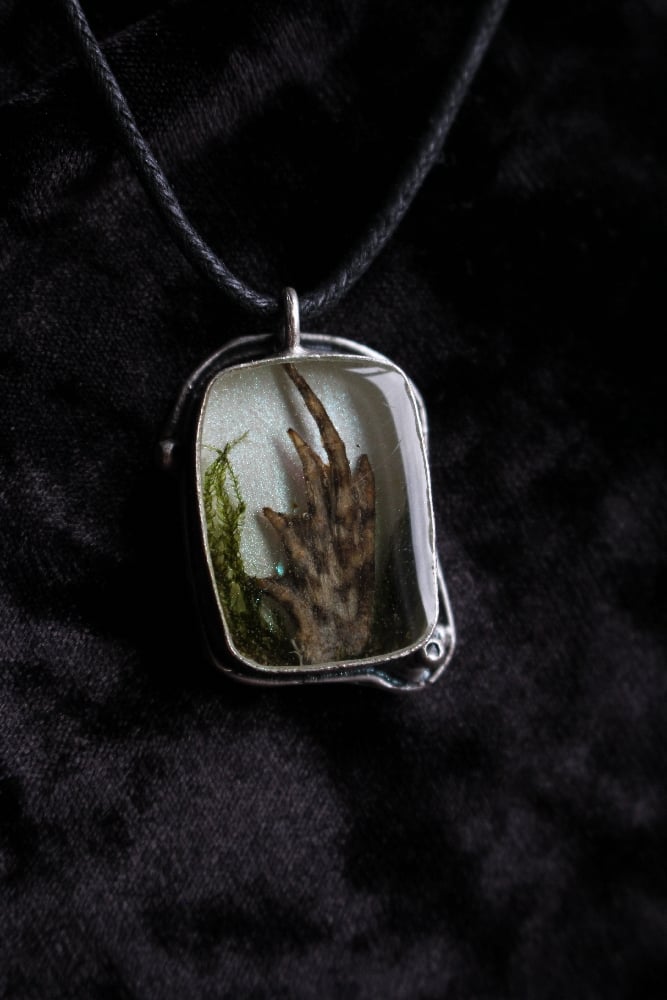 dead good frog paw necklace reduced due to scratch Image 5