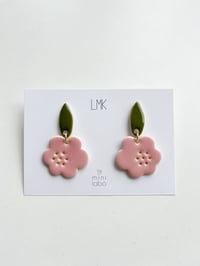 LMK x MINI LABO Paire de boucles d’oreilles céramique LILY LEAF rose