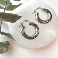 Image 2 of THE BASICS HOOP IN SILVER