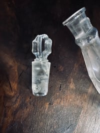 Image 2 of Flacon/fiole en verre ancien, bouchon en verre poli (21x5cm)