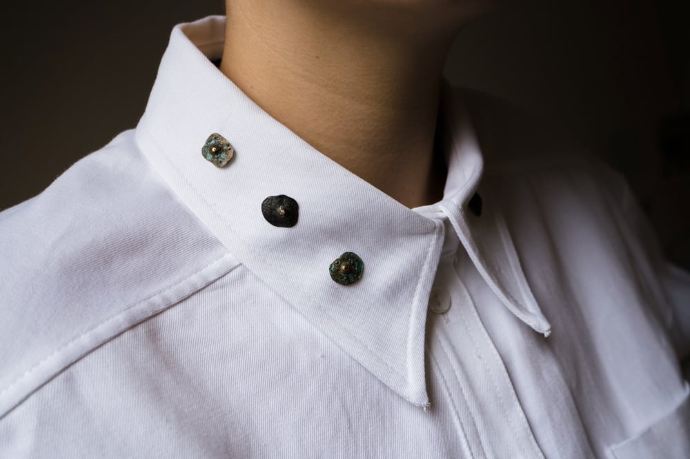 Image of Pin’s téton patine vert-de-gris 