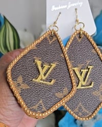 Image 3 of Size 9 two tone black & pink with matching earrings