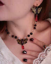 Image 4 of Pendientes | Colgante Polilla Calavera Rubí