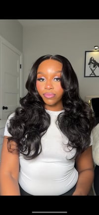 Image 3 of Glueless 7x5 body wave wig w/ layers 