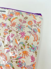 Image 2 of Pochette à maillots fond écru fleurs orange bleu violet