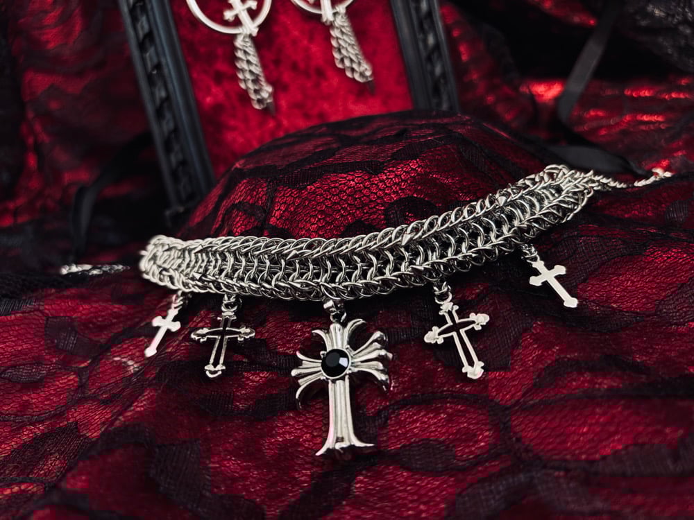 Image of 𝔏𝔞 𝔪𝔞𝔫𝔬 𝔞𝔲𝔱𝔬-𝔯𝔢𝔱𝔱𝔞 𝔡𝔦 𝔇𝔦𝔬 