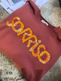 Image 3 of Suadoiro bordado a man. SORRISO. Granate con letras laranxas. Talla S OVERSIZE!