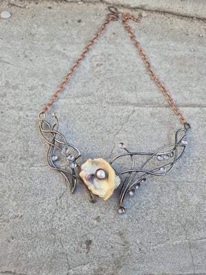 Shell and pearl necklace 