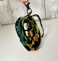 Image 2 of Keychain backpack in Black with peaches