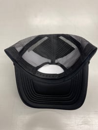 Image 3 of Nike trucker hat solid 2