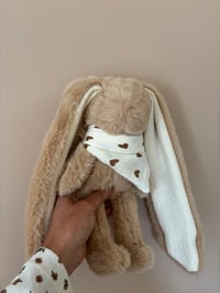 Image 2 of DOUDOU ET SON BANDANA CŒUR CHOCOLAT 