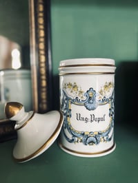 Image 2 of Grand pot d'apothicaire, porcelaine, inscription Ung.Popul. (onguent populéum)