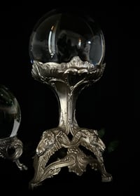 Image 1 of Magnifique boule de cristal de 13cm de diamètre et son support en régule argenté, début 1900