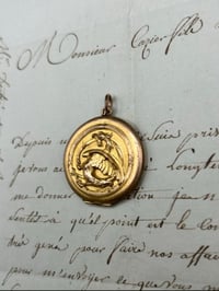 Image 3 of Incroyable pendentif ouvrant, porte-photo, dragon, en cuivre plaqué or, fin du XIXème siècle!