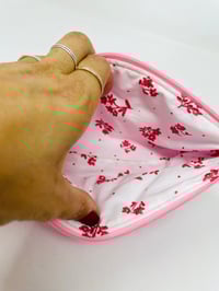 Image 4 of Trousse L'ÉCOLIÈRE triangle coton enduit fleurs rose fermeture rose 