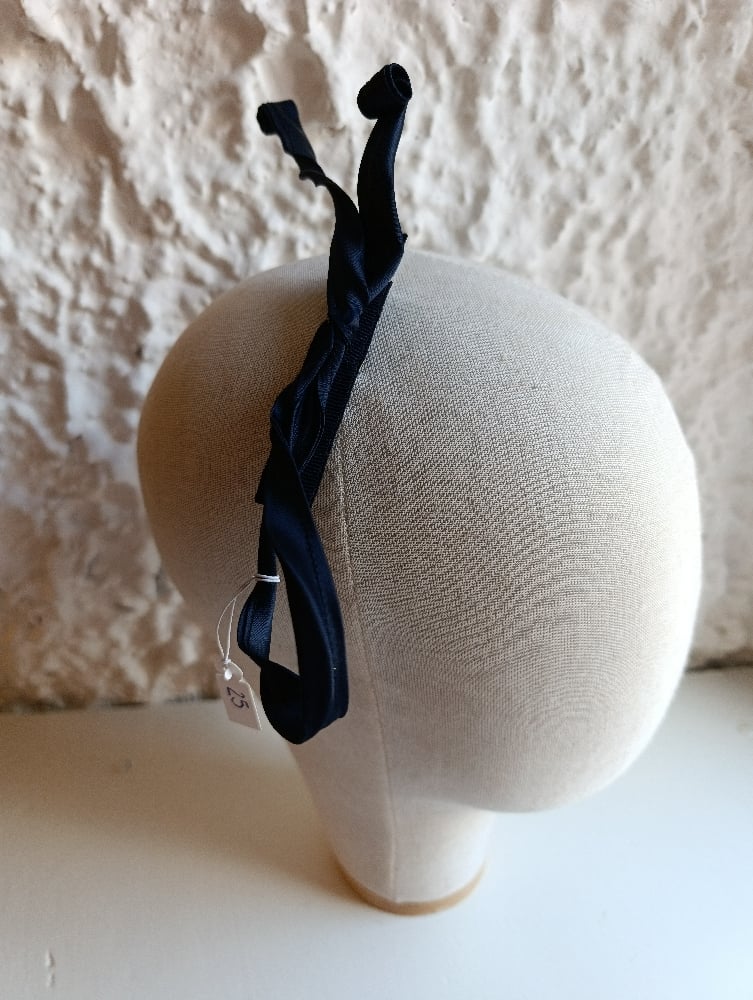 Image of Fermaglio fiocco stilizzato in raso blu