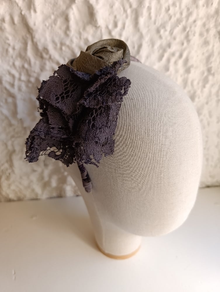 Image of Cerchietto floreale salvia/grigio