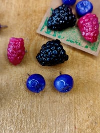 Image 3 of Zestaw owocowych przypinek 🫐🍓✨