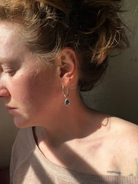 Image 2 of Chained Hoops mit Iolith Charms