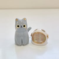 Image 4 of Gray cat with astronaut helmet ceramic figurine (helmet cover version)