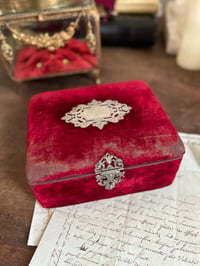 Image 1 of Magnifique coffre à bijoux du XIXÈME siècle, en velours rouge et soie rouge capitonnée!
