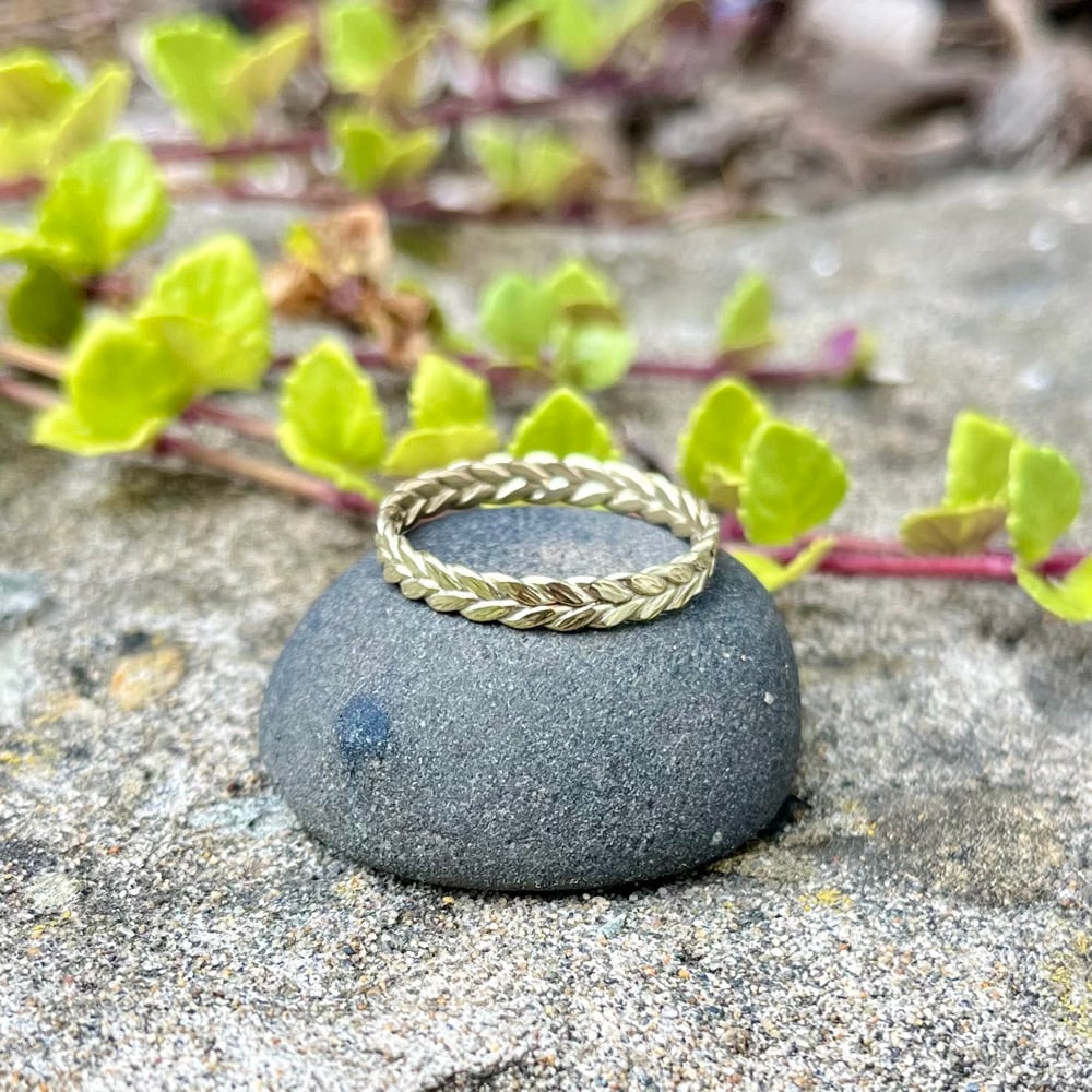 3mm Wreath Ring in Gold Floral Laurel