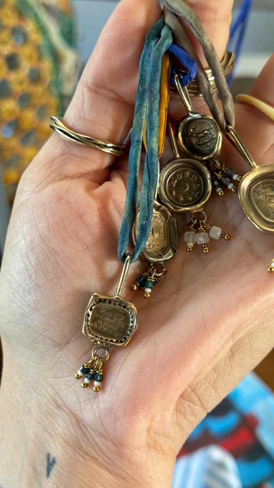 Image of Charms capsule “seal”