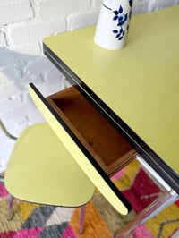 Image 3 of Table + chaises en Formica 