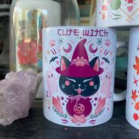 Cat cute witch. Vendu à l’unité ou à intégrer dans un lot de 3 mugs (36€)