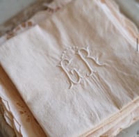 Image 5 of Lot de 3 serviettes monogrammées coloris pêche