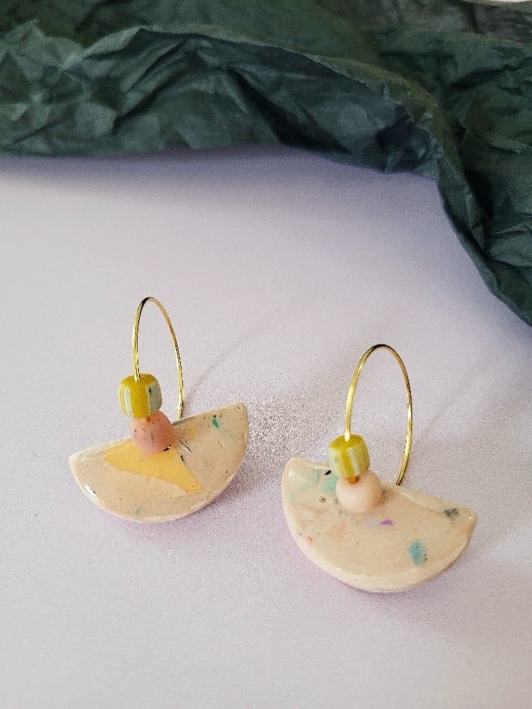 Image of Boucle d'oreilles demie lune terrazzo pastel rose jaune