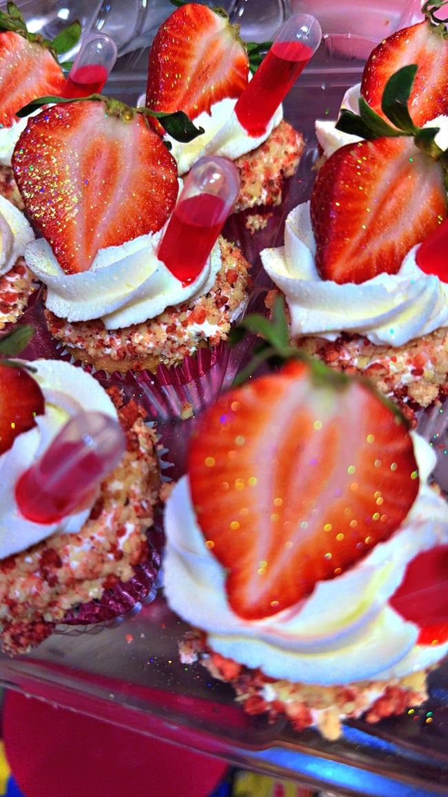 🍓 Strawberry Crunch Cupcakes (1dzn)