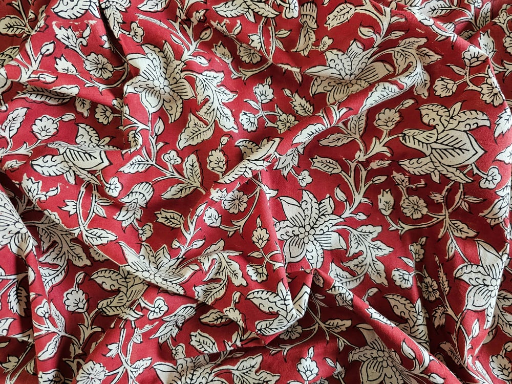 Image of Namaste fabric rouge grosses fleurs