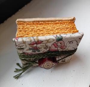 PACO — mini livre —soie et or