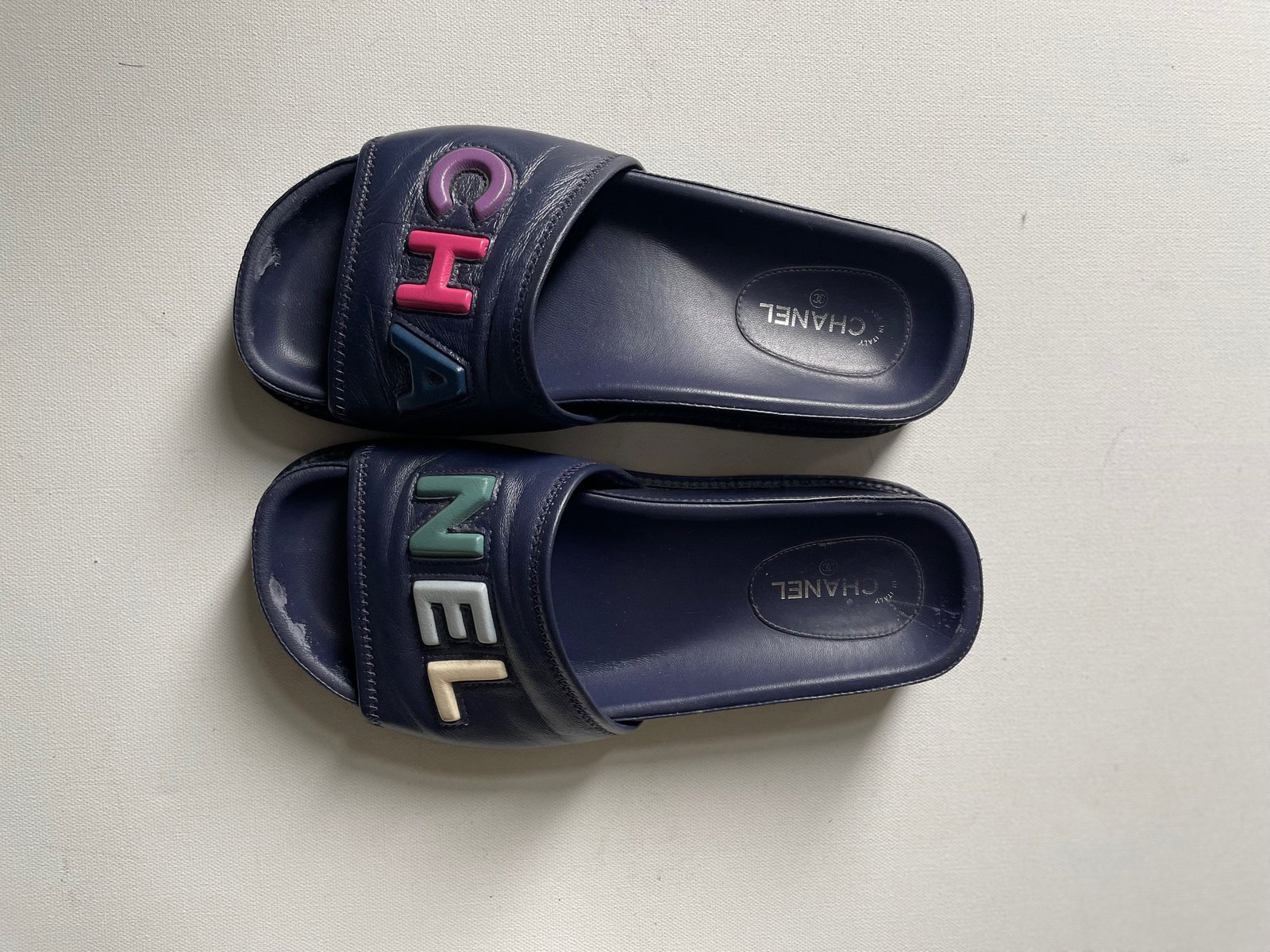 Chanel logo hot sale slides