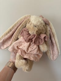 Image 1 of DOUDOU LAPIN ET SA TENUE TERRACOTA  BRODÉ 