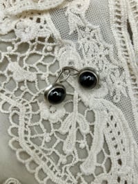 Image 1 of Belles boucles d’oreilles en argent massif, avec deux beaux cabochons en grenats! Vintage