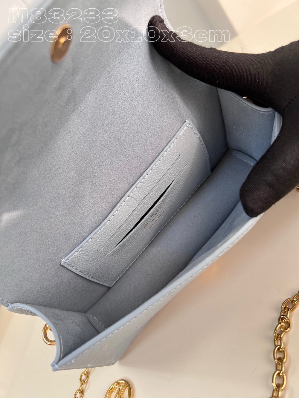 LV Wallet On Chain Lily 