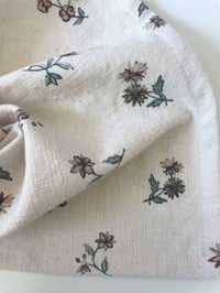 Image 3 of Nappe et coussin fleuri